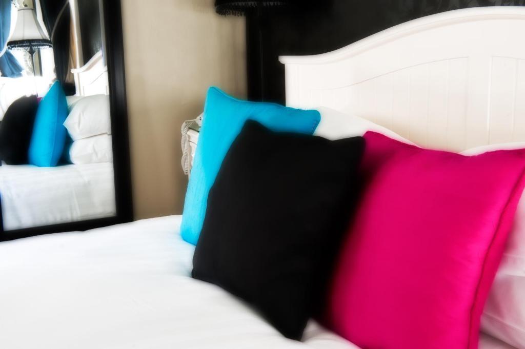 The Grafton Ξενοδοχείο Χαρογκέιτ Δωμάτιο φωτογραφία Cushions